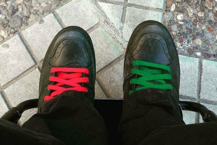 Τα παπούτσια του Παναγιώτη, με κόκκινα κορδόνια το ένα και πράσινα το άλλο.