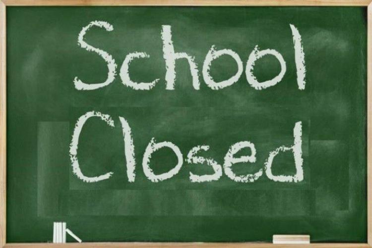 Μαυροπίνακας με τα λόγια "School Closed"