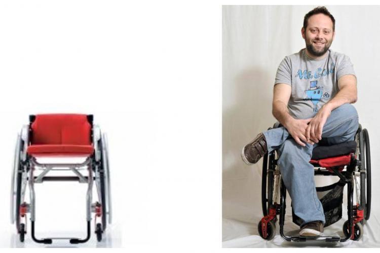 Κολάζ δύο φωτογραφιών, στα αριστερά ένα αναπηρικό αμαξίδιο και στα δεξιά ο Παναγιώτης χαμογελαστός με το αμαξίδιο του.