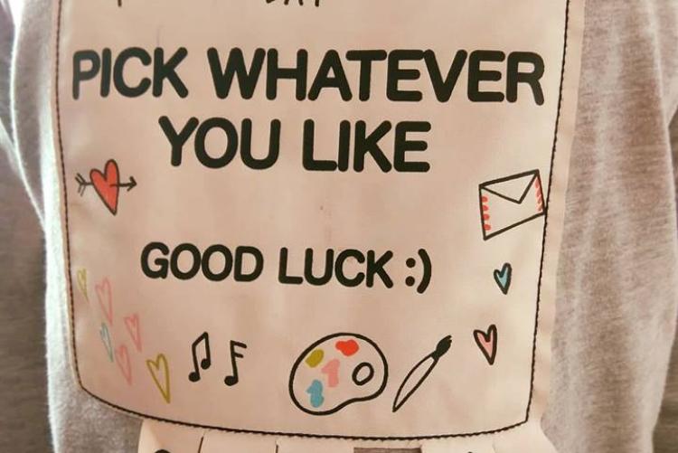 Μπλούζα που γράφει: "Today is your lucky day! Pick whatever you like: Friend, Love, Art, Travel, Music... Good Luck!"