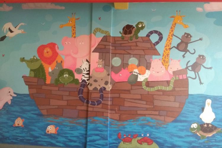 Ζωγραφιά σε τοίχο, με ένα καράβι που μεταφέρει διάφορα ζώα