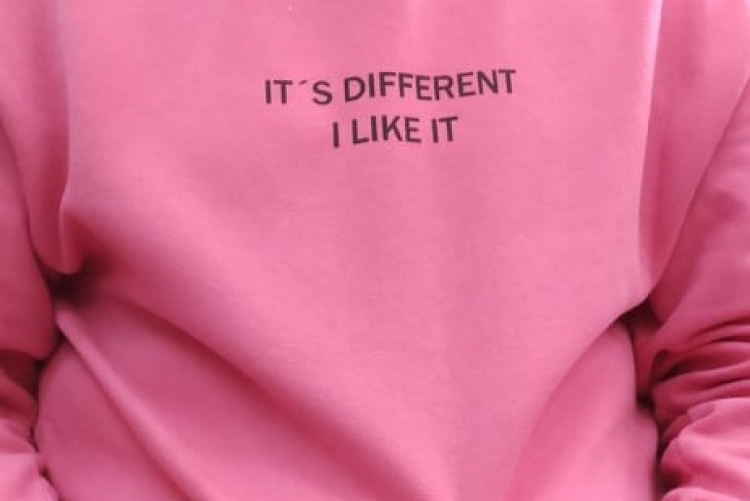 Ροζ μπλούζα (της μαθητριας) που γράφει "It's different, i like it!"