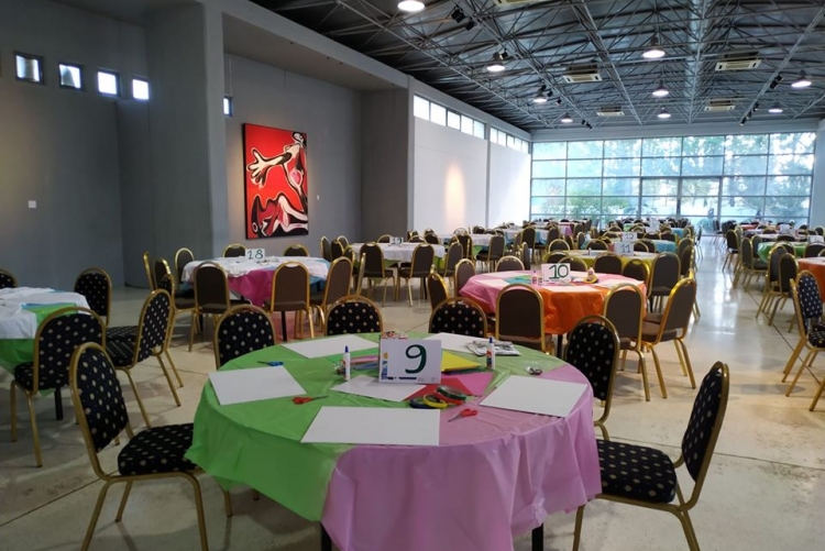 Τραπέζια με είδη ζωγραφικής έτοιμα προς χρήση, στον χώρο του μουσείου Βορρέ