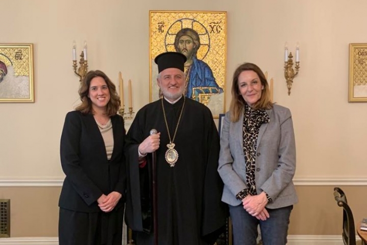 Ο Αρχιεπίσκοπος Αμερικής Ελπιδοφόρος με την Αθηνά Κρητικού και την Ιλεάνα.