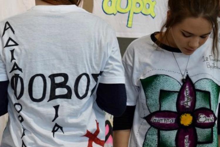 Μαθητές απο σχολείο Βριλησσίων με μπλουζάκι που έψουν φτιάξει μόνοι τους με αενητικά συναισθήματα