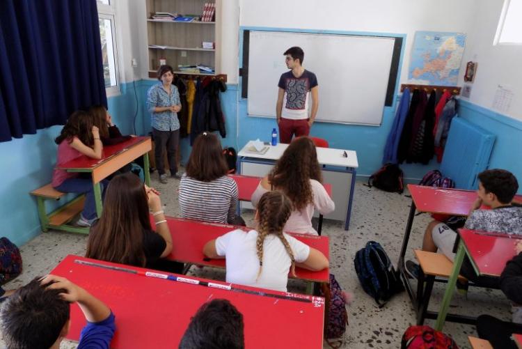 Η Θάλεια κι ο Κωνσταντίνος σε μια τάξη με μαθητές