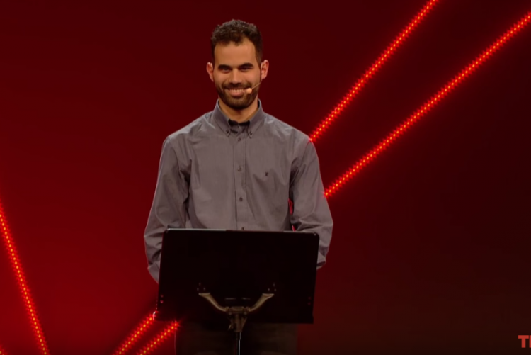 Ο Βαγγέλης πάνω στην σκηνή του TEDx